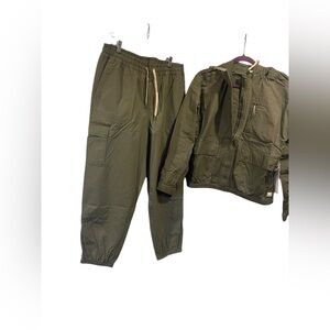 NWT Vuori joggers and jacket set Size L